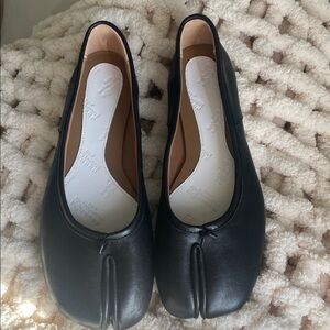 Taby Black leather split toe flats